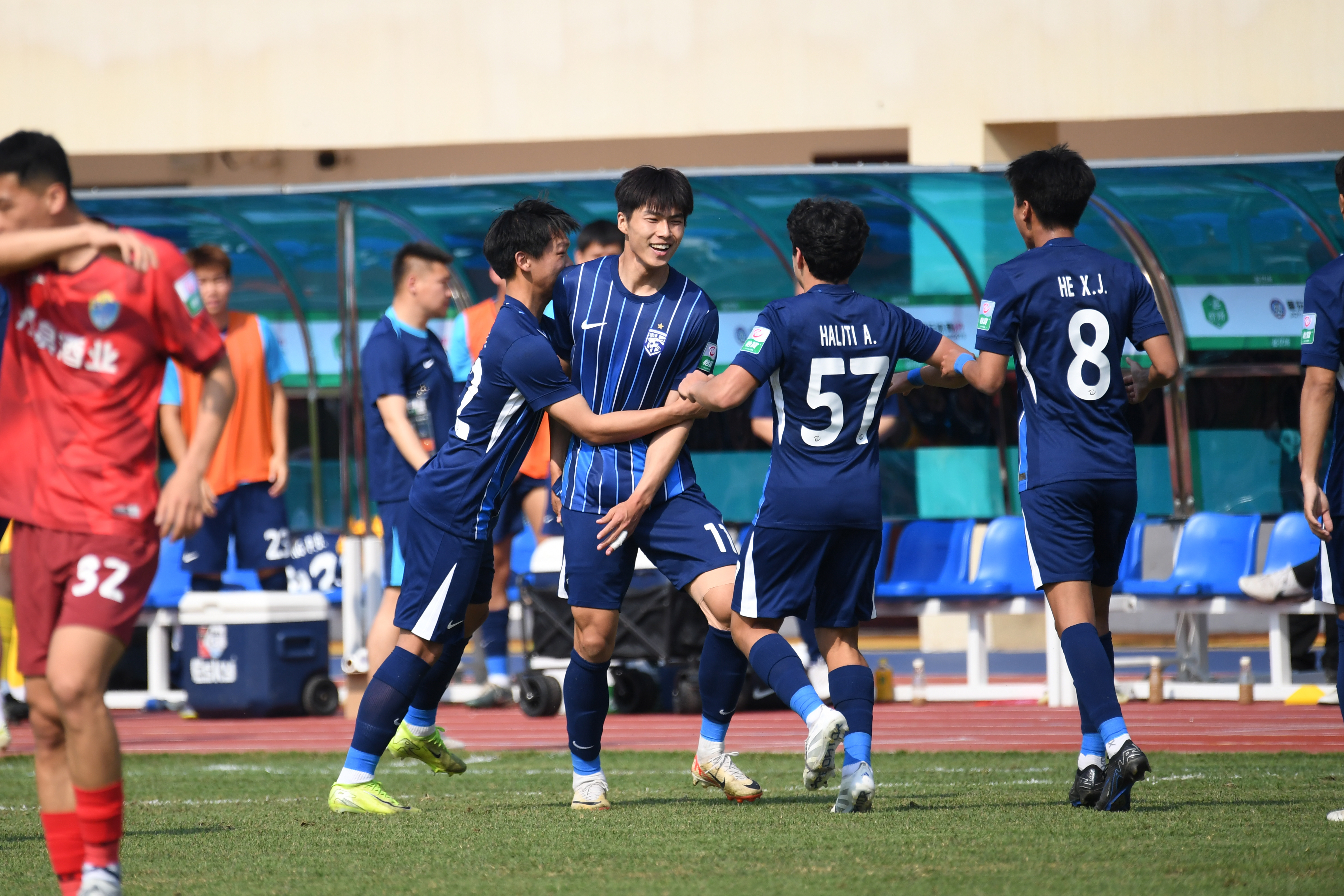 武汉三镇训练开放日；清晨绝杀压哨引欢呼；CBA季后赛在即；更衣室氛围转暖的简单介绍-开云体育app